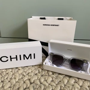 Gråa CHIMI glasögon  - Säljer nu ett par riktigt snygga CHIMI glasögon i nyskick. De är köpta på NK, så kvitto finns och allt og följer med👍Skriv vid några funderingar!