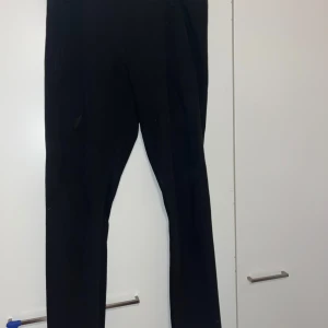 Housut - Naisten mustat housut. Edessä vetoketjutaskut. Jalkojen välissä menee koko pituudeltaan lahkeeseen asti erilaista kangasta. Koko L. Haara-lahje n 80cm, vyötärön leveys n 42cm. Kissatalous Mikäli hinta ei miellytä tarjoa rohkeasti Katsothan myös muut ilmoitukseni!!