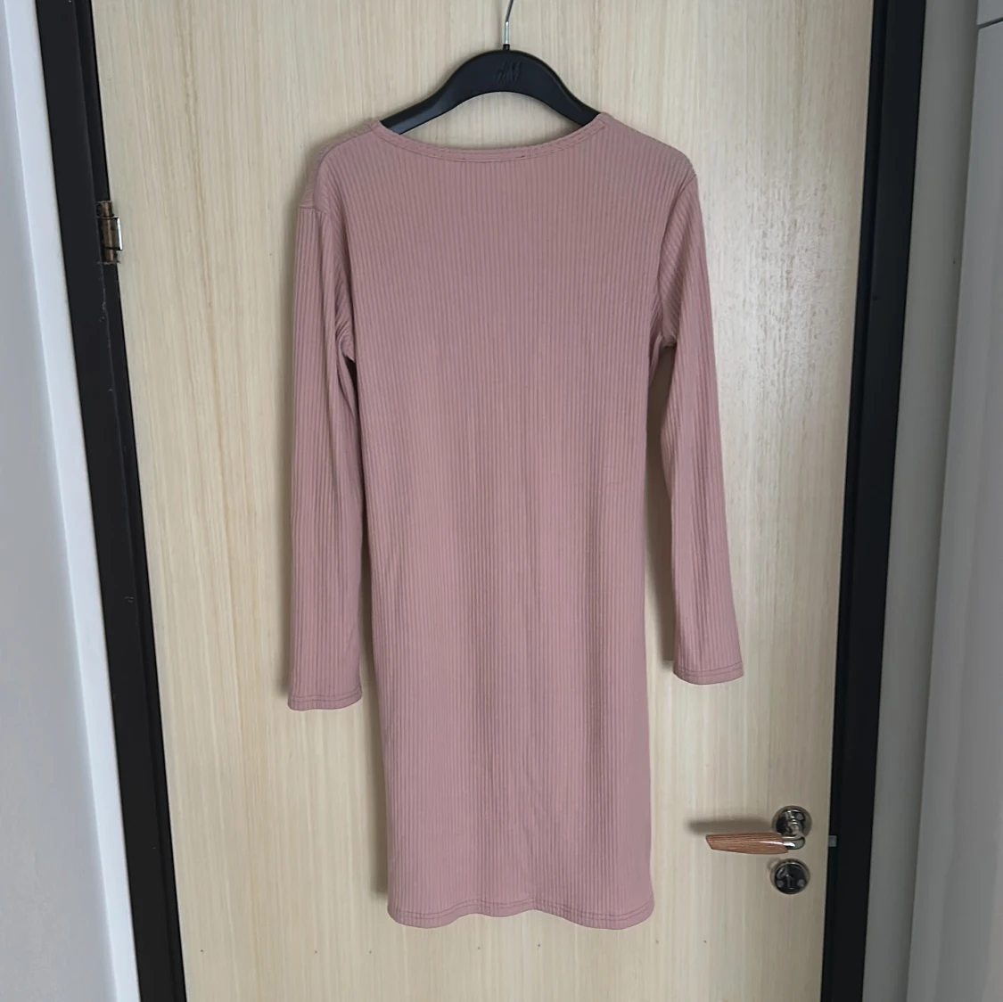 Ljusrosa ribbad klänning från Divinity Collection - 1