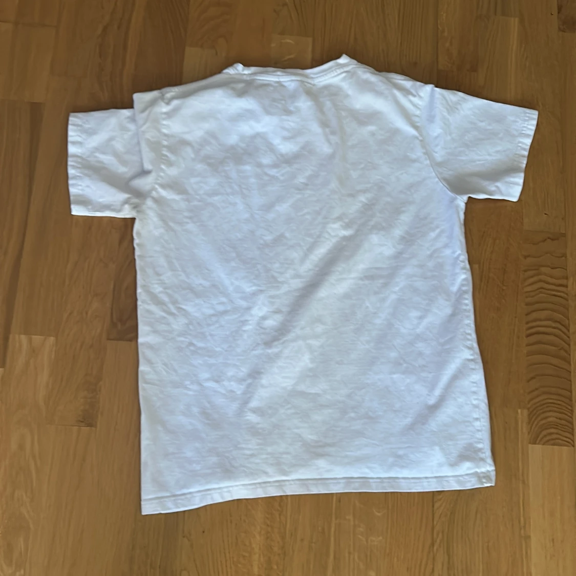 Vit t-shirt från Comme des Garçons Play med camo-detalj - 1