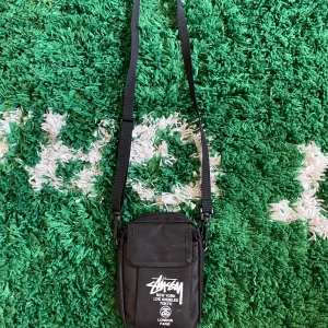 Stüssy väska - Använt ett fåtal gånger, inget fel på väskan.