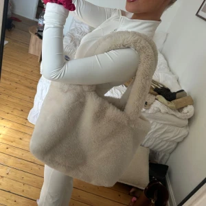 Väska - Säljer denna fluffiga väskan från h&m 🩷