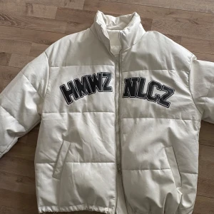 Limited edition nispey hussle jacka  - 1of1 bit begränsad upplaga Nispey Hussle jacket gjordes för att hylla hans död 2019