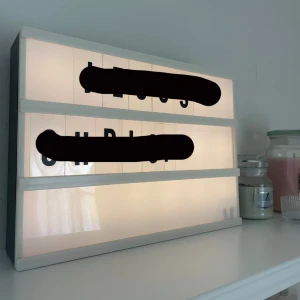 ljus box - inrednings lampa med bokstäver som man sätter dit,har dock ett litet glapp emellan raden för bokstäverna annars funkar den precis som nytt (bokstäver ingår!) köpt på Jysk!!!!