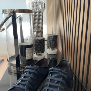 Lanvin Skor - Storlek 41. Tjena jag säljer ett par stilrena blå sneakers med ovandel i mocka och glansiga lackdetaljer på tån och runt snörningen. Skorna har blå snören och vit platt sula, perfekt för en trendig vardagslook. Vänster sko har mindre glans än höger bra att veta pga jag ej vill ha returer eller rapporteringar efter ditt köp. 