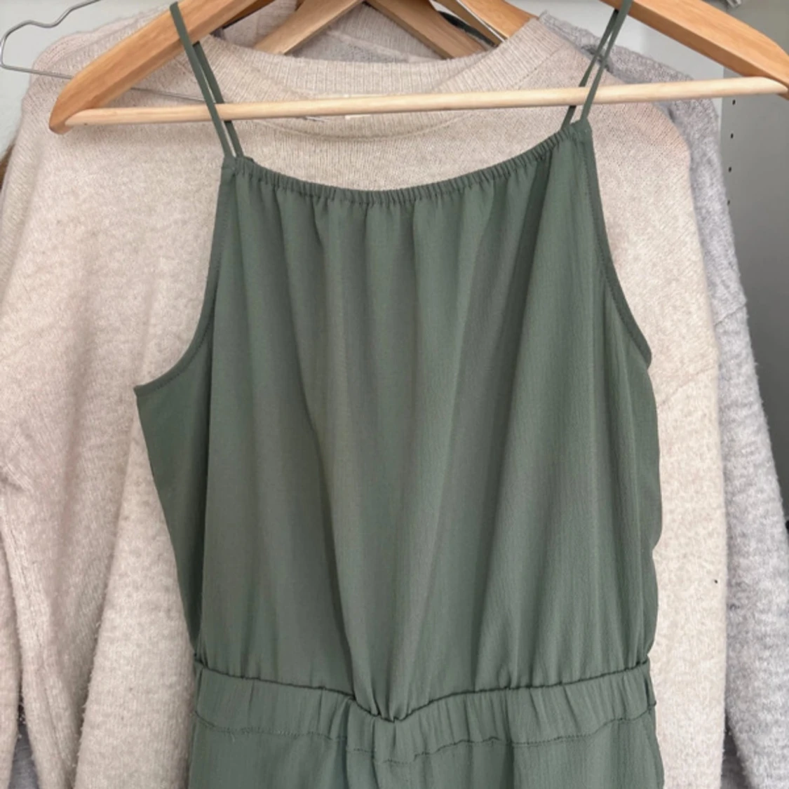 Grön jumpsuit med smala axelband - 2