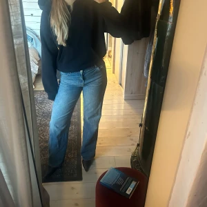 Blå raka jeans - Lös passform raka jeans, bra passform och långa i benen hade glitter tidigare men försvunnit under tvätt. Storlek 38 och bra skick 