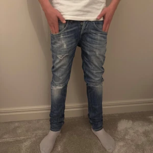 Dondup George jeans  - Ett par dondup George jeans säljes. De är i toppskick med slitningar. Storlek 30. Mitt pris är 900kr vilket är ett toppen pris. Vid funderingar är det bara att höra av sig. 