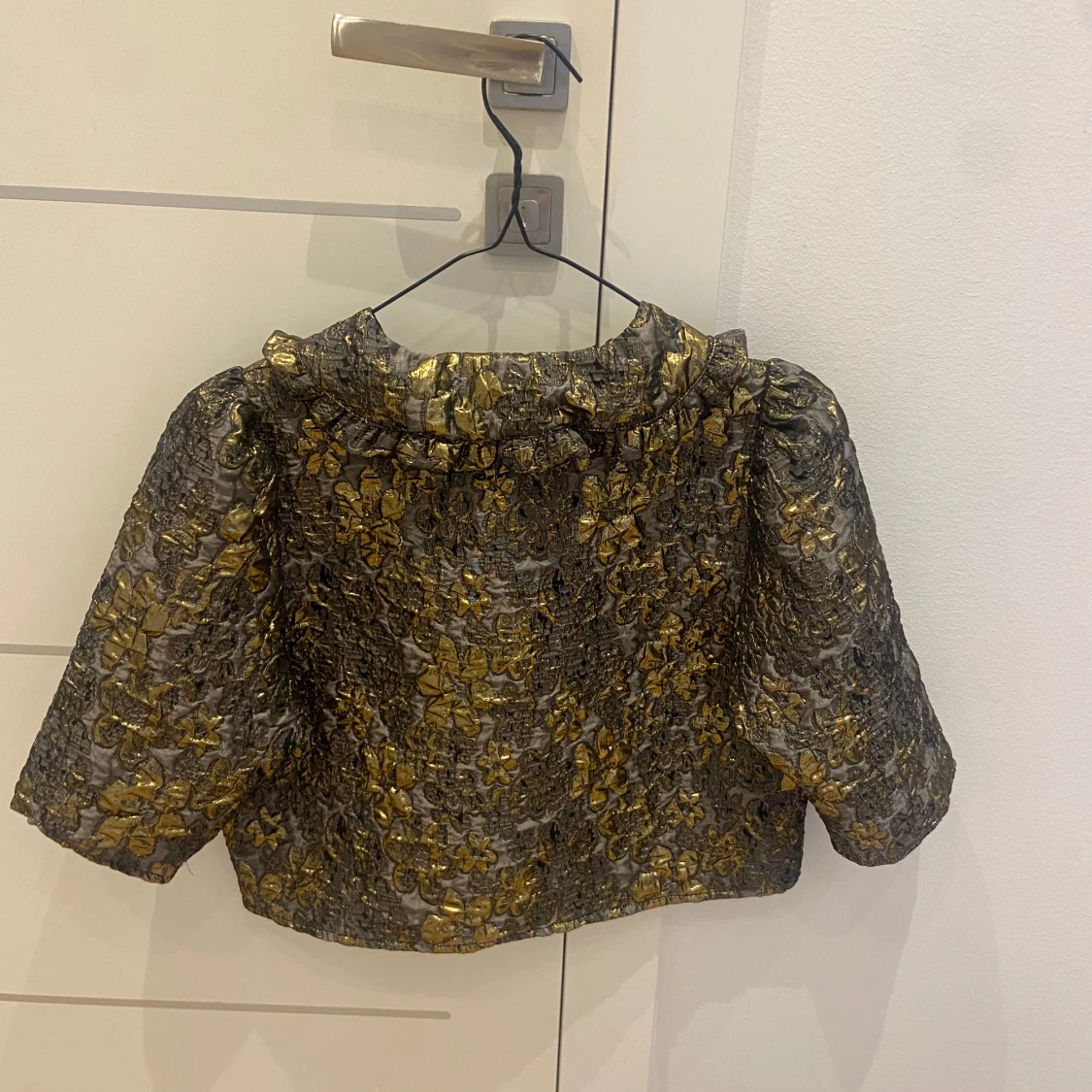 Glittrig kort jacka/kofta med rosett från Lindex - 1