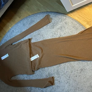 Brunt ribbad sett - Brunt sett från Gina helt nytt, går att köpa för sig. Tröja st s kjol xs 