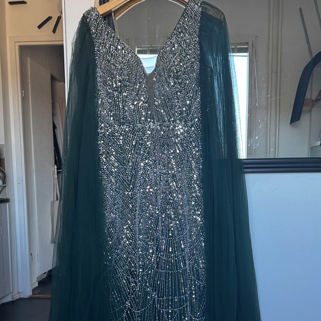 Mörkgrön långklänning med paljetter - 3