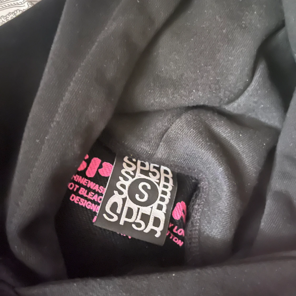 Svart hoodie från SP5DER med stjärnor och spindelnätsmönster - 3