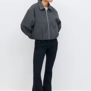 Svarta low waist jeans - Säljer mina lågmidjade svarta jeans från Gina Tricot då de aldrig används! 💞Nypris är 500kr ☀️