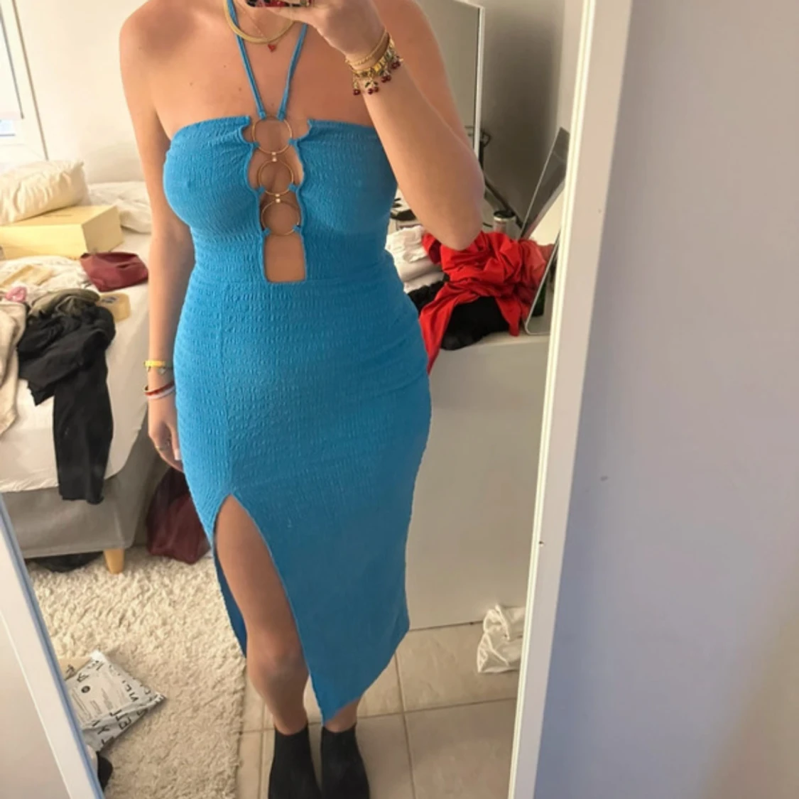 Blå klänning med ringdetaljer