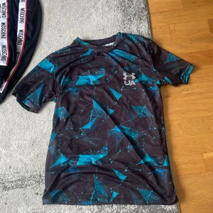 Under armour ny - Helt ny t shirt finns i s och M  lägg prisförslag för snabbaffär 