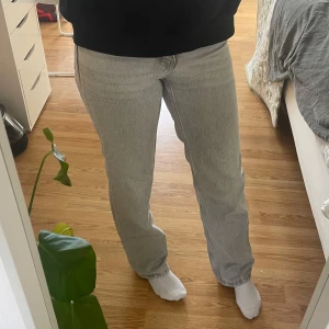 Perfect jeans Straight, Gina Tricot - Superfina raka jeans från GinaTricot! Jättefint skick även att de är väl använda. Inga defekter och ser ut som nästan nya! Slutsålda på hemsidan och i butik, nypris 500kr. Säljer pga att de är för trånga