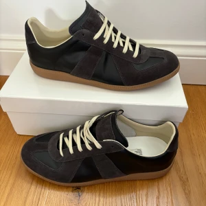 Maison margiela skor - Hej! 👋är i princip helt nya med inga defekter eller tecken på användning och allt på bilderna ingår, priset går att diskuteras vid snabb affär‼️färg: mörkgrå/ lite brun.