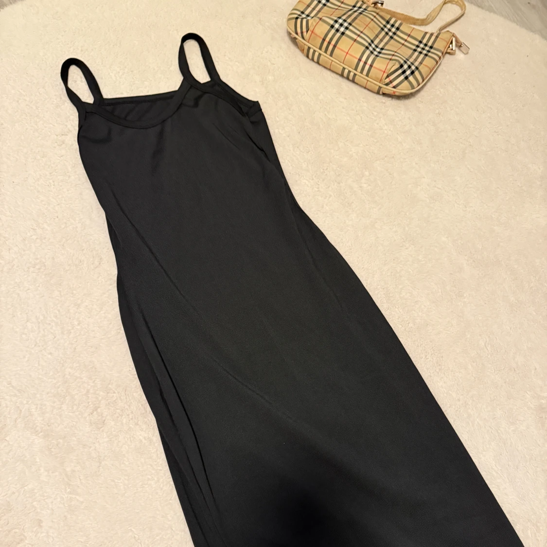 Svart långklänning med smala axelband