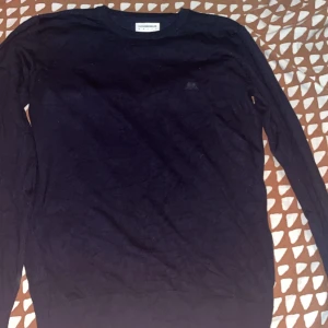 Mörkblå tröja från Lindbergh White - Säljer en stilren mörkblå tröja från Lindbergh White. Tröjan har rund halsringning och långa ärmar, perfekt för lager-på-lager. Enkel design utan mönster och i mjukt material.