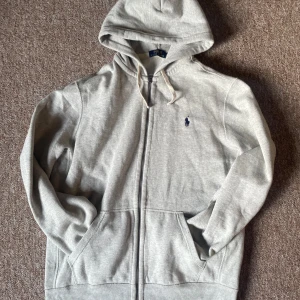 Ralph lauren fleece hoddie - grå ralph lairen fleecehoddie, väldigt sparsamt använt tröjan är som ny. såklart äkta som allt annat på min plick. priset är diskuterbart.
