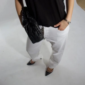 Vita baggy jeans - Säljer ett par snygga vita jeans i lose/baggy passform. Funkar att ha xs-m beoende på passform, ser ut som på bild med storlek S. Byxorna är midwaist och långa i benen. Skriv för exakta mått❤️