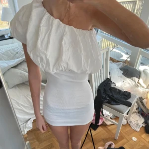 Vit offshoulder klänning med puffärm - Superfin vit kortklänning med offshoulder från Zara, perfekt till sommaren🩷🩷