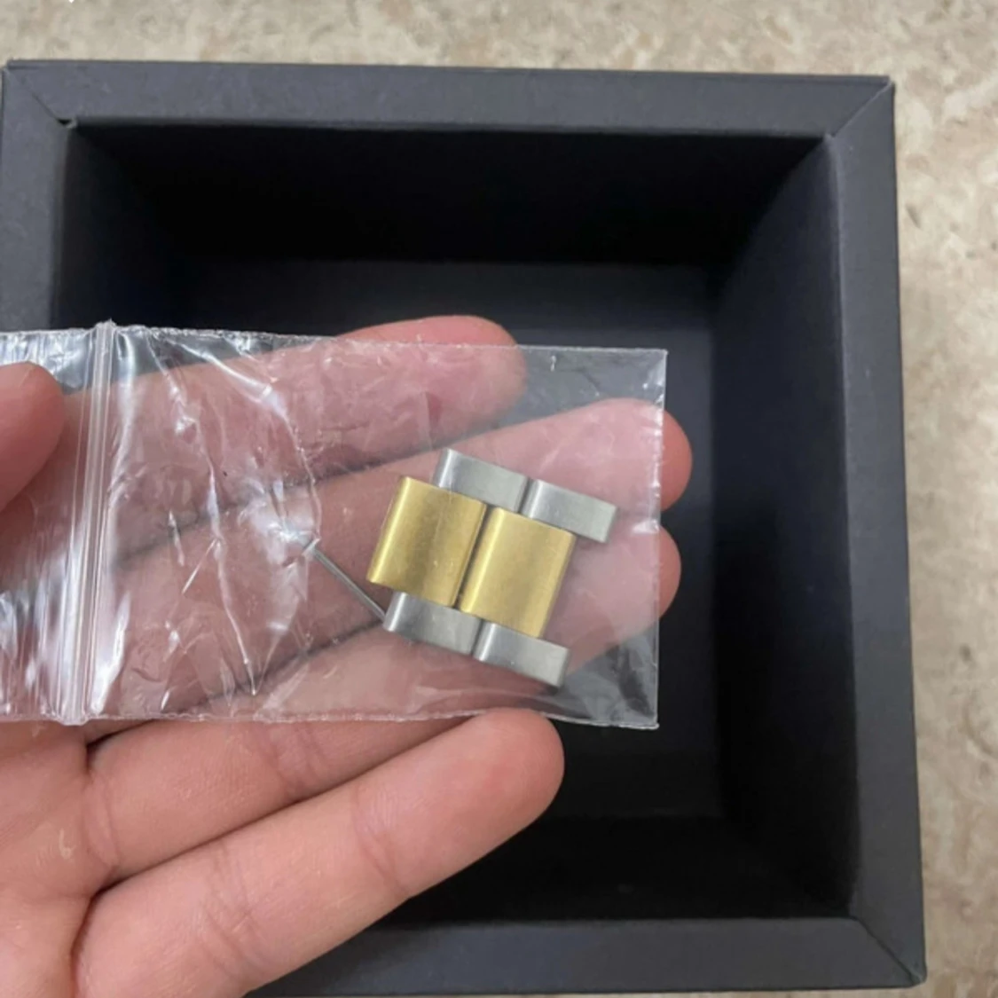 Svart och guld herrklocka från GIW - 2