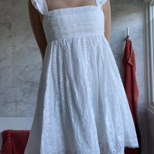 Vit blommig klänning från Hellomolly - Supersöt vit klänning från Hellomolly med broderade blommor och volangdetaljer.  Jag köpte den som min studentklänning men hittade en annan så den är helt oanvänd. 💕Jag köpte den på deras hemsida för 1 550 kr. 