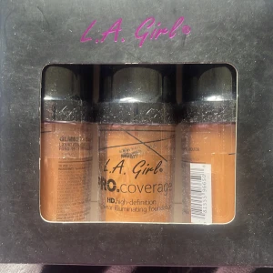 L.A. Girl PRO.coverage foundation set - Säljer ett set med tre L.A. Girl PRO.coverage HD foundation i olika nyanser. Flytande formula i små flaskor med svart lock, perfekt för att hitta rätt ton eller mixa. Ger en jämn och naturlig finish med lätt lyster. Tan 