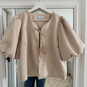 Blus från Neo noir - Champagnefärgad blus från Neo noir i strl 38. Nyskick!