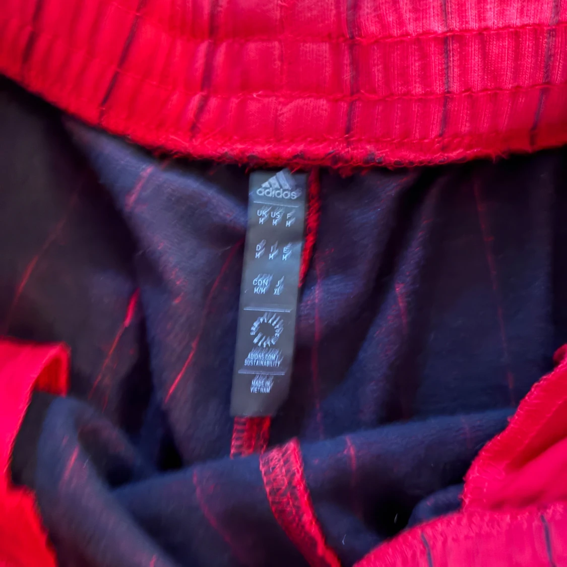 Röda adidas byxor med svarta ränder - 4