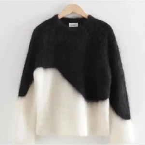 Svart och vit stickad tröja från & Other Stories - Säljer en fluffig stickad tröja från & Other Stories i svart och vitt🤩 Tröjan passar till allt🫶🏼🫶🏼Hör gärna av dig vid intresse!💞