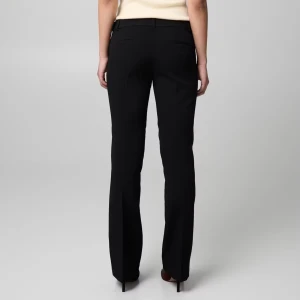 Svarta kostymbyxor Vera  - Svarta kostymbyxor med bootcut passform och normal midja. Dem är använda få gånger och är fårn bik bok modellen heter Vera 