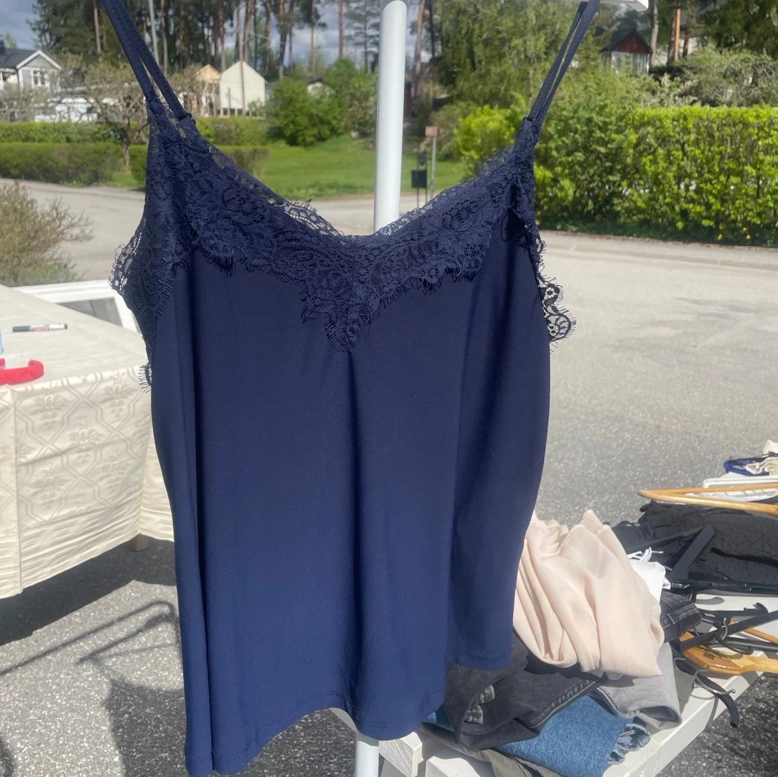 Mörkblå linnetopp med spets