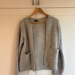 Grå stickad kofta - Kofta. Jätte bra skick. Så fin!! Perfekt för kalla sommar nätter. S-M kan användas oversized eller perfekt som storlek M