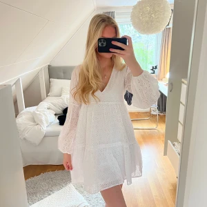 Vit klänning - Vit klänning, perfekt till sommaren, skolavslutning, eller studenten! Endast använd en gång