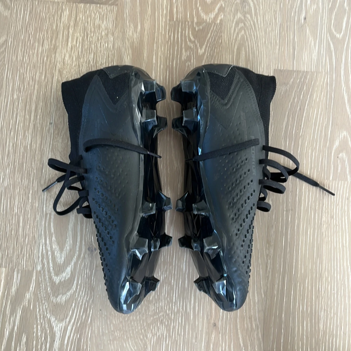 Svarta adidas predator  - 1