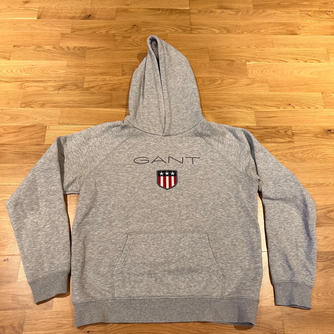 Grå hoodie från GANT original shield logga 
