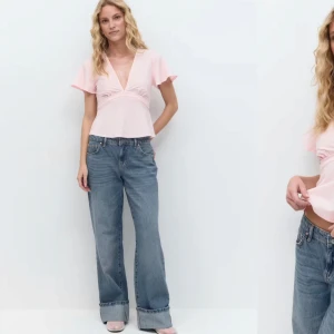 Ljusrosa blus med rosett i ryggen - Söt ljusrosa blus med v-ringning och korta ärmar från Gina tricot i stl. XXS. Toppen har en knytrosett i ryggen och är perfekt för vår och sommar, och passar till både jeans och kjol. Använd 2ggr och är näst intill i nyskick utan tecken på användning. Om önskas kan jag skicka fler bilder privat.