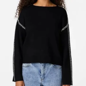 Svart tröja med vita detaljer - Super snygg svart tröja från YAS (Köpt på Boozt) med lång ärm och vita sömmar längs axlar och ärmar.Super mysig och skönt material och går att ha till en basic outfit men går också super bra att klä upp. Tröjan kostar 699kr på boozt men säljer för 350. Pytte lite nopprig på armarna men verkligen inget som syns när man har på sig den👕Skriv för fler bilder!💕💕