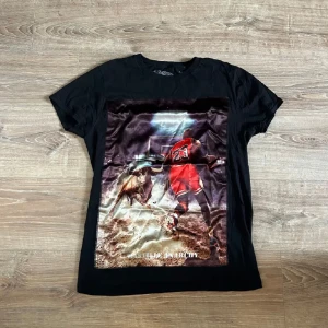 Bastille T-shirt - En snygg T-shirt från bastille som vanligtvis kostar omkring 1000kr men nu säljs för 349kr. Tröjan är i toppen skick utan anmärkningar dock mindre i storlek. Hör av er vid ytterligare frågor annars fritt fram att använda ”köp nu”.