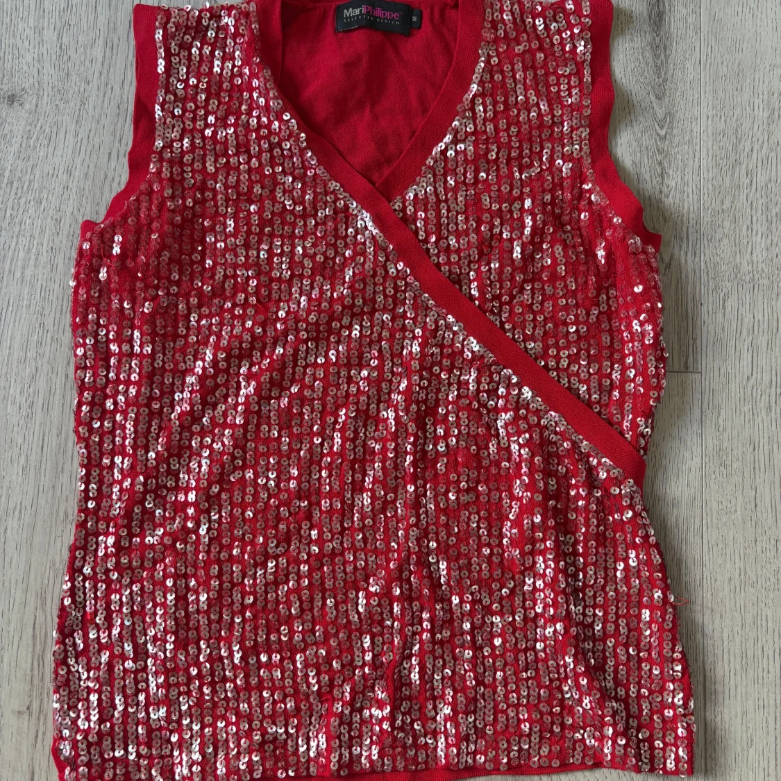 Röd paljettopp från MariPhilippe