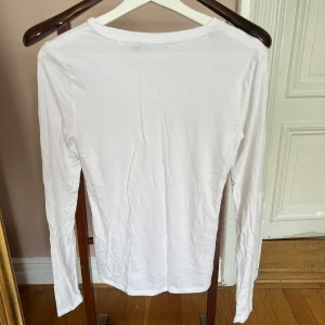Vit långärmad tröja från 157 - En basic vit långärmad tröja från 157 i mjuk bomull🥰🥰