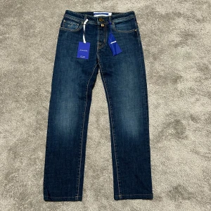  Jacob Cohën stl 30 - Jacob cohën i storlek 30, helt nya skick 10/10 dustbag tags scarf tråd medföljer vid köp, new season årsmodell 2024 nypris 6000kr, vid funderingar hör av er 