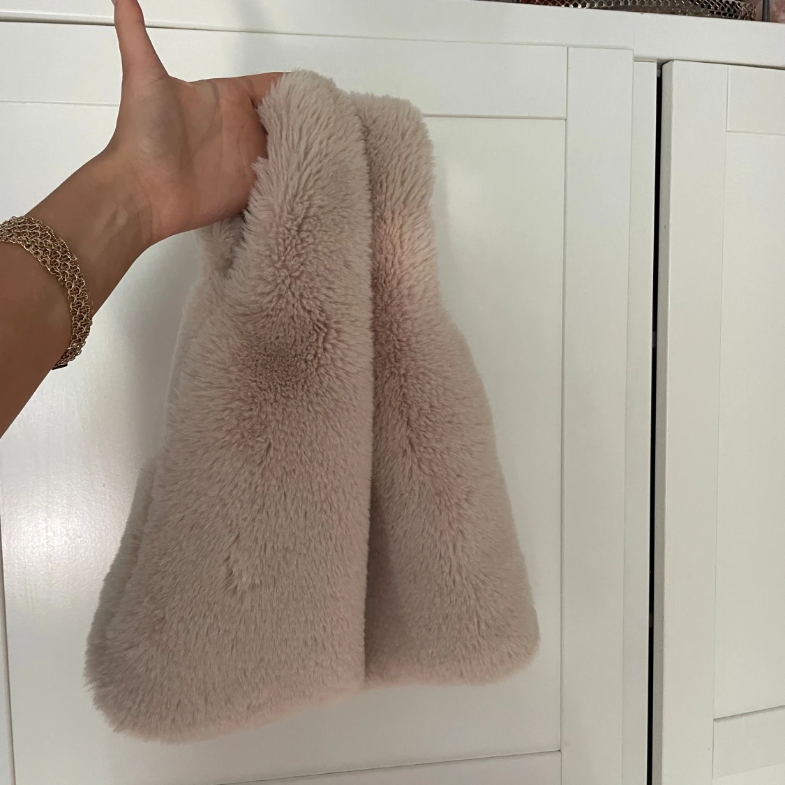 Beige fluffig axelväska i fuskpäls - 1