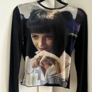 Pulp Fiction meshtröja från Bershka - Långärmad meshtröja från Bershka med Pulp Fiction-motiv framtill. Svarta ärmar och baksida, figurnära passform och tunn, stretchig polyester. Säljes pga arbetar numera som lärare och mesh är inte uppskattat på jobbet. Använd kanske 3 gånger. Ord. Pris 229.