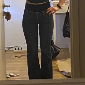 Lågmidjade bootcut jeans - Har den bästa passformen! Tidigare köpt från Vinted. Marinblått. Skriv innan du köper o jag postar snabbt!