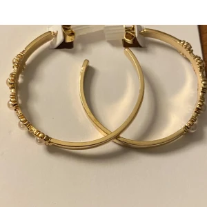 Guldiga örhängen! Hoop!  -  Snygga guldiga hoop-örhängen från Pieces med små pärldetaljer. Perfekta för att ge en elegant touch till vilken outfit som helst. De är i nytt skick och kommer i originalförpackning. Passar både till vardag och fest! Helt oanvända såklart! 