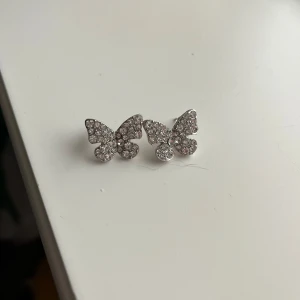 Fjärilsörhängen - Superfina fjärilsörhängen av diamanter. Jättebra skick🩷