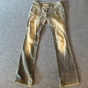 Dieseljeans - Snygga blå, Lågmidjade jeans. Köpta för 650kr begagnat och använda 1 gång av mig. Ett litet hål på höger sida, men väldigt litet och lätt att sy ihop. Fransat upp sig smått nere vid fötterna men inget man tänker på🤍